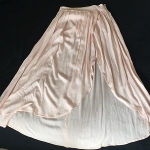 Flowy, pale pink skirt with high slit